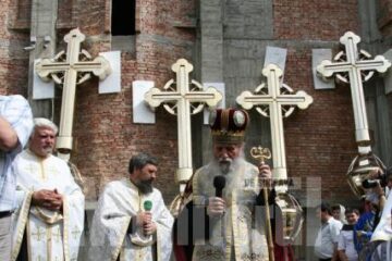 Catedrală: Patru cruci aurite, sfințite de ÎPS Pimen