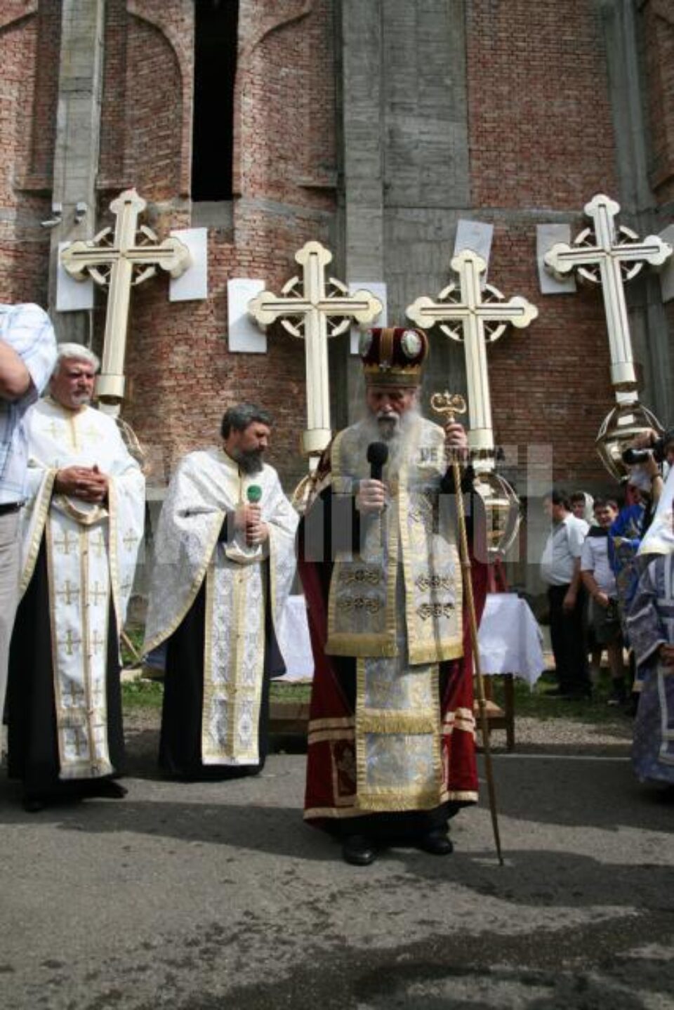 Catedrală: Patru cruci aurite, sfințite de ÎPS Pimen