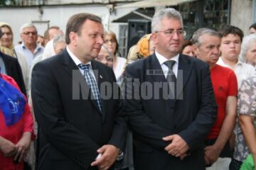 Catedrală: Patru cruci aurite, sfințite ieri de ÎPS Pimen