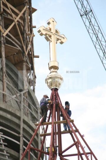 Catedrală: Patru cruci aurite, sfințite ieri de ÎPS Pimen