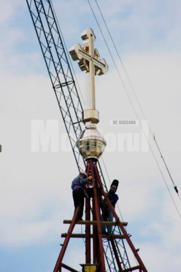 Crucile aurite au fost înălțate pe turlele Catedralei