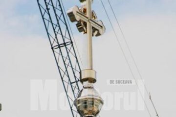Crucile aurite au fost înălțate pe turlele Catedralei