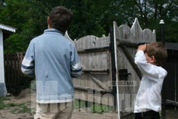 Cei doi copii care au căzut victime violatorului de 14 ani