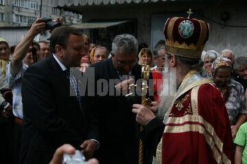 Președintele Consiliului Județean, Gheorghe Flutur și primarul Sucevei, Ion Lungu, alături de Arhiepiscopul Sucevei