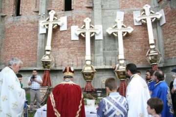 Catedrală: Patru cruci aurite, sfințite ieri de ÎPS Pimen