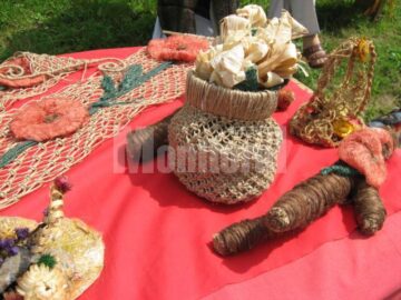 Creații artistice: Măiestrie și inventivitate, la Târgul de Sânziene al meșterilor populari