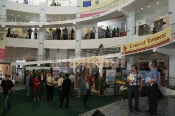 Târg: O sută de firme din Suceava și Cernăuți și-au expus produsele la Centrul Economic