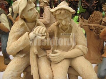 Statuete expresive, modelate in lut