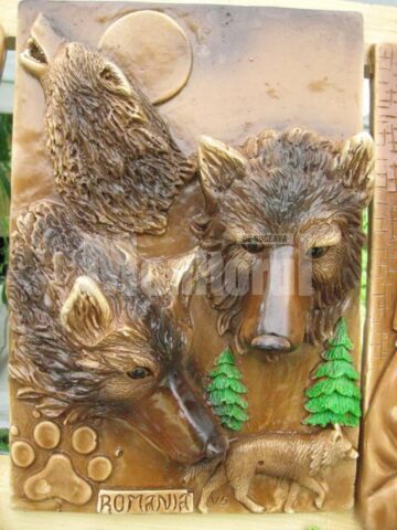 Statuete expresive, modelate in lut