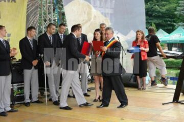 După festivitatea de premiere de pe scena ridicată în centrul orașului, primarul Ion Lungu și componenții echipei de handbal au dorit să aibă o amintire de grup