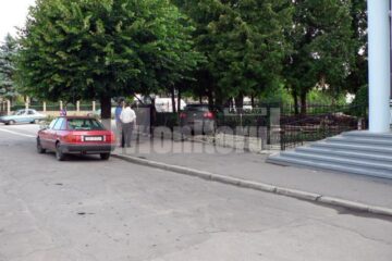 Mașina condusă de tânărul de 19 ani a ajuns în curtea Bisericii „Adormirea Maicii Domnului” din Fălticeni. Foto: Silviu BUCULEI