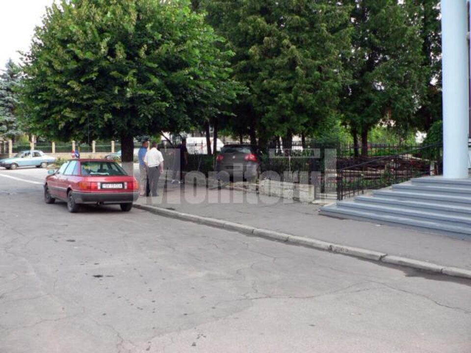 Mașina condusă de tânărul de 19 ani a ajuns în curtea Bisericii „Adormirea Maicii Domnului” din Fălticeni. Foto: Silviu BUCULEI