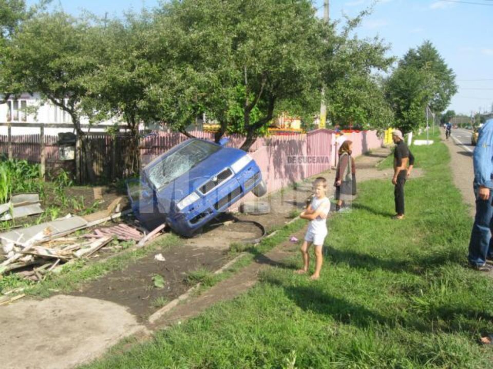 Mașina s-a oprit în curtea unei gospodării din Milișăuți