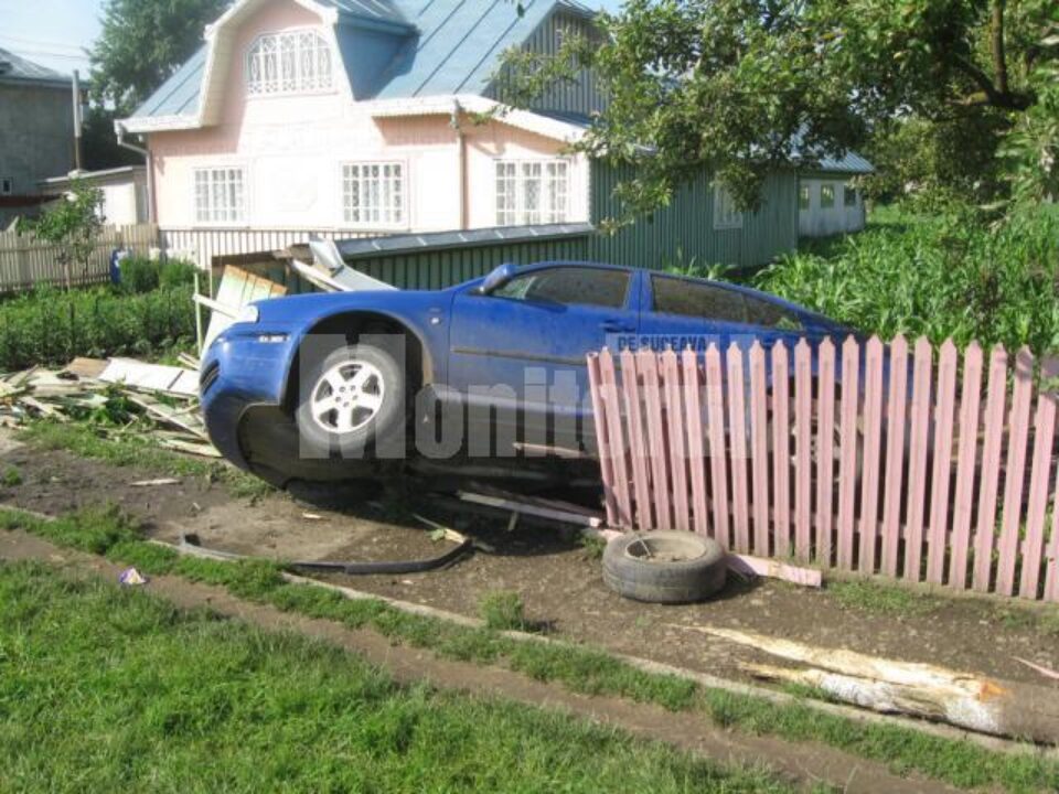 Mașina s-a oprit în s-a oprit în curtea unei gospodării din Milișăuți