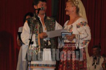 Călin Brăteanu oferindu-i „Diploma de participare” Doiniței Ioneț