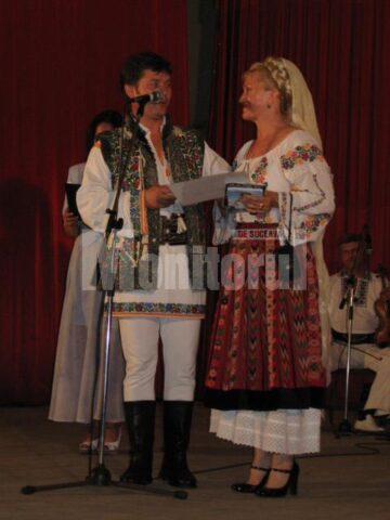 Călin Brăteanu oferindu-i „Diploma de participare” Doiniței Ioneț