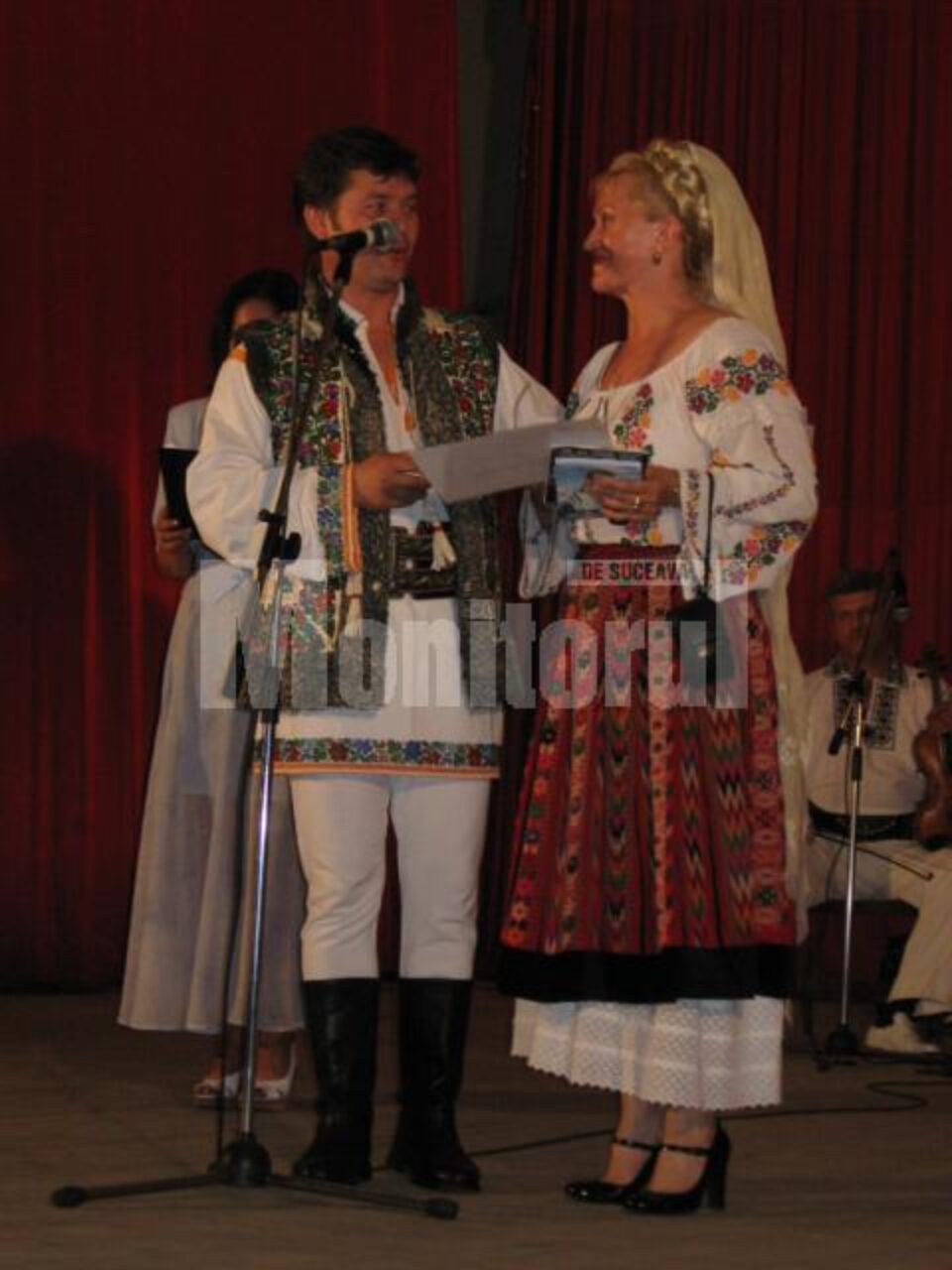 Călin Brăteanu oferindu-i „Diploma de participare” Doiniței Ioneț