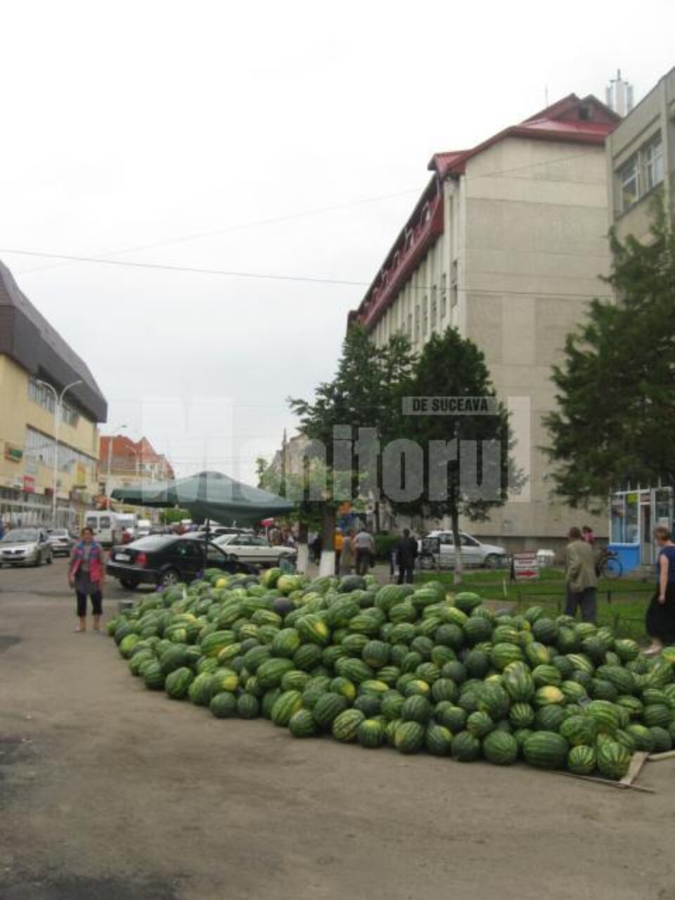 Parcarea centrală a fost umplută cu harbuji și vânzători obraznici