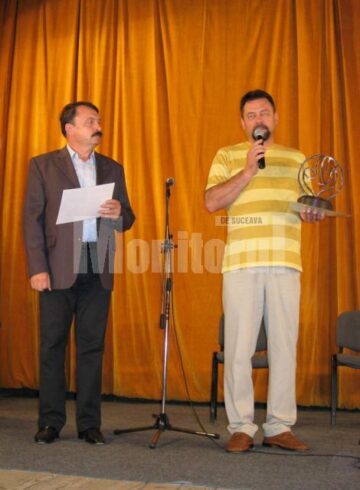 Vasile Ilie oferind trofeul lui Nicu Zota, unul din cei nouă magnifici