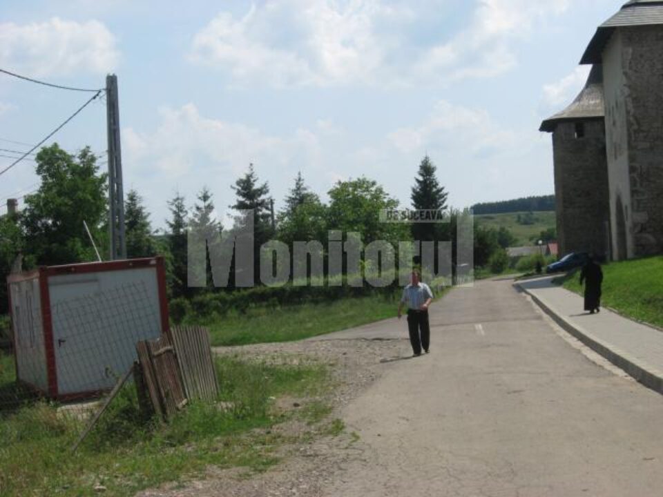 Școala din fața Mănăstirii Probota