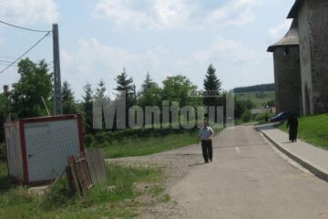 Școala din fața Mănăstirii Probota