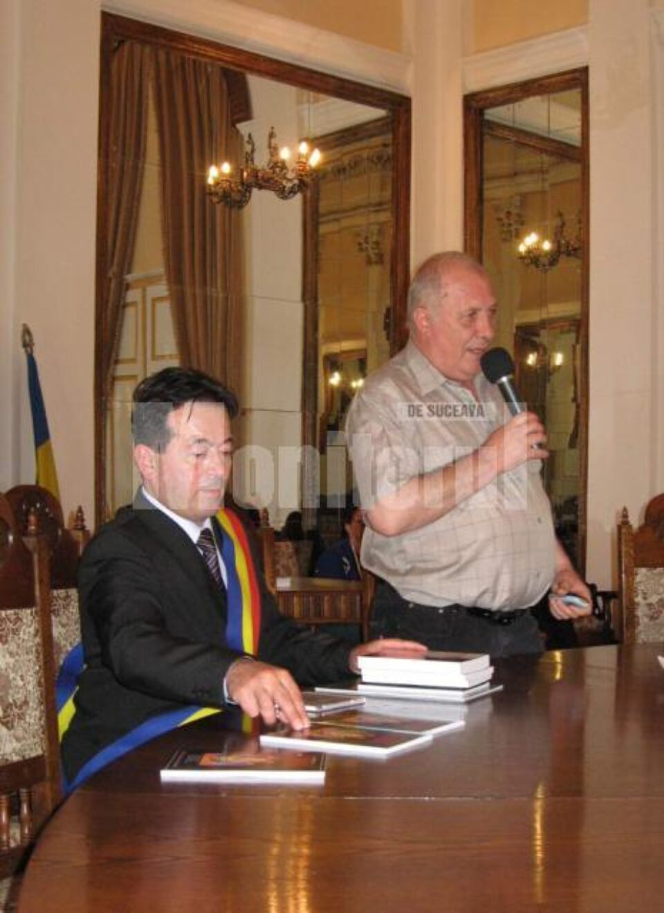 Primarul Ioan Moraru și Ion Drăgușanul la prezentarea de carte din „Sala Oglinzilor”