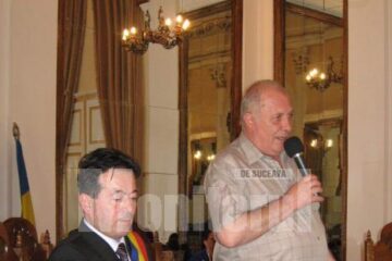 Primarul Ioan Moraru și Ion Drăgușanul la prezentarea de carte din „Sala Oglinzilor”