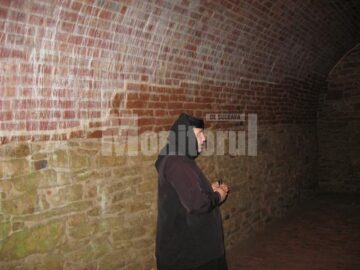 Stareța Mănăstirii Probota în pivnița Casei Domnești restaurată de japonezi, afectată de umezeala excesivă