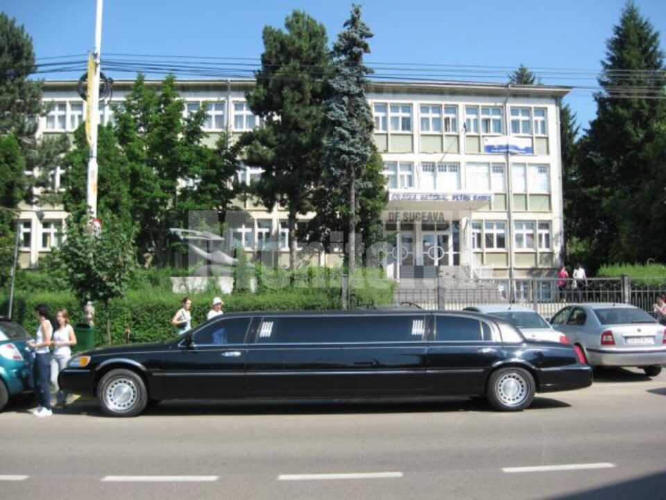 Limuzina de opt metri, parcată în fața Colegiului Național „Petru Rareș”, a atras privirile tuturor