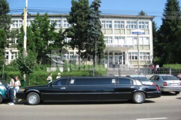 Limuzina de opt metri, parcată în fața Colegiului Național „Petru Rareș”, a atras privirile tuturor