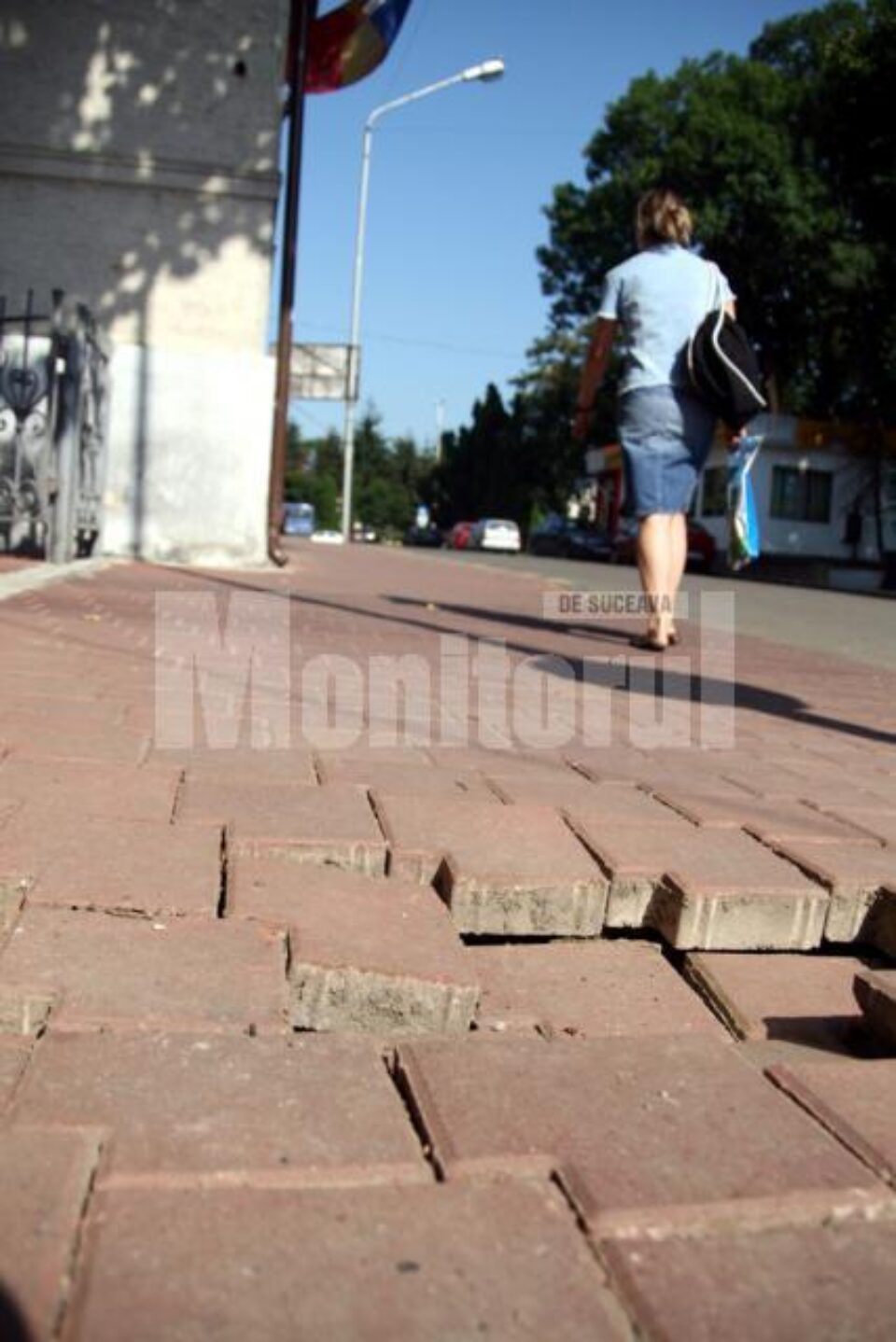 Spărtura în trotuar a apărut chiar în dreptul intrării în Biblioteca Bucovinei I.G. Sbiera