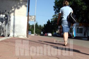 Spărtura în trotuar a apărut chiar în dreptul intrării în Biblioteca Bucovinei I.G. Sbiera