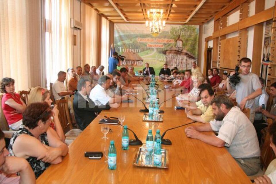 Întâlnirire între fermieri, procesatori și administrația județeană, organizată de președintele Consiliului Județean, Gheorghe Flutur, și de prefectul Sorin Popescu