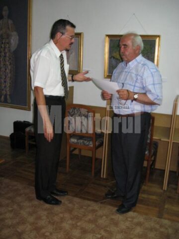 Mugur Andronic oferindu-i diploma și Crucea de argint părintelui Dumitru Irimia