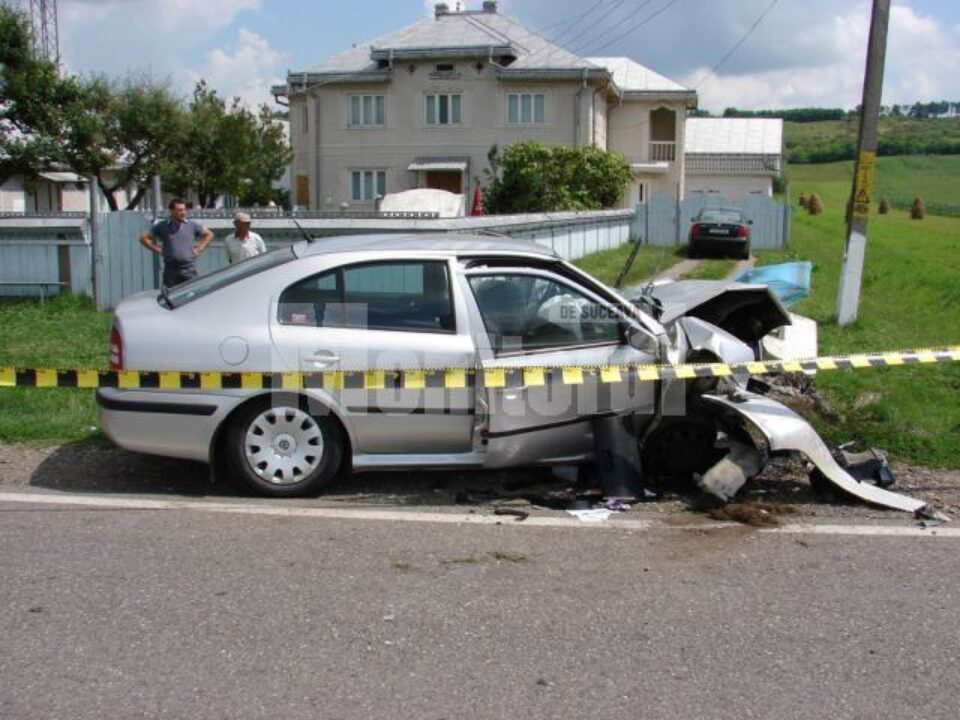 Mașina în care se aflau două familii din Bacău s-a izbit violent într-un podeț din beton