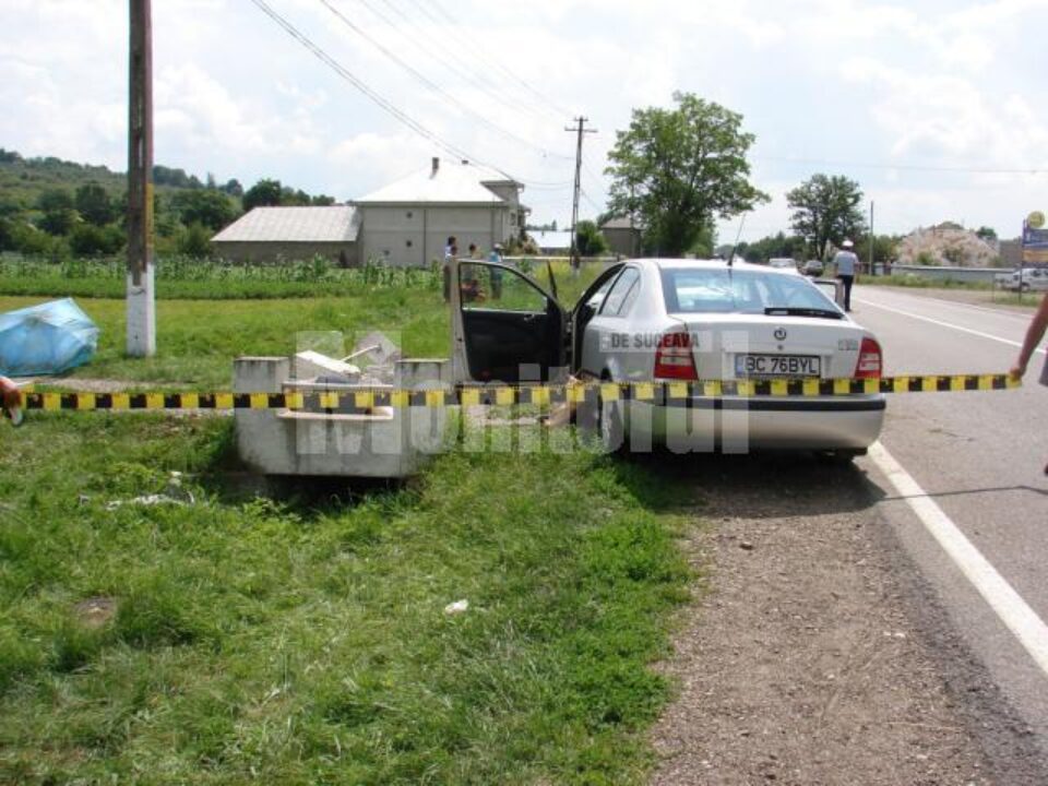 Mașina în care se aflau două familii din Bacău s-a izbit violent într-un podeț din beton