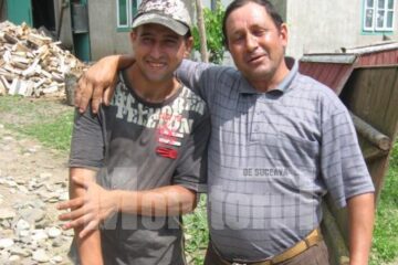 Vasile Lupan, tânărul salvator, alături de tatăl său