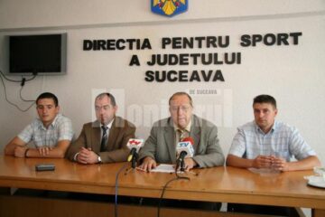 Subprefectul Eugen Girigan (al doilea din dreapta) i-a instalat în funcții pe Marius Siretean (primul din stânga), Valerică Gherasim (al doilea din stânga) și Cătălin Coman (primul din dreapta)