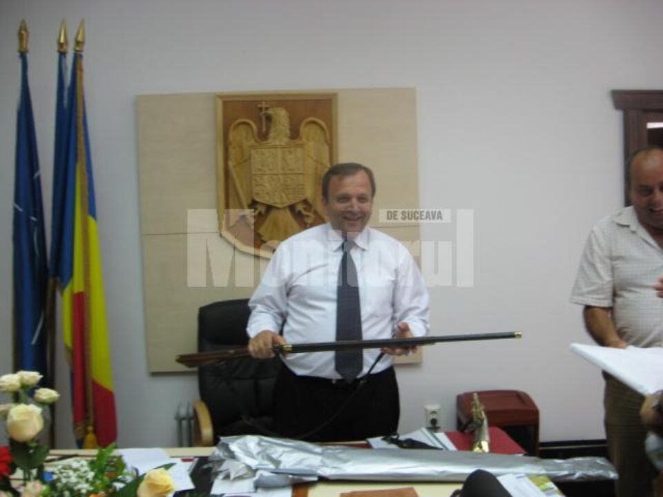 Flutur a primit o pușcă de vânătoare decorativă