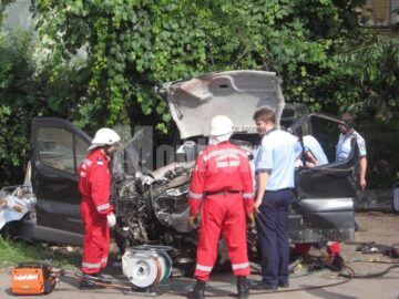 Microbuzul Renault, un morman de fiare după accident
