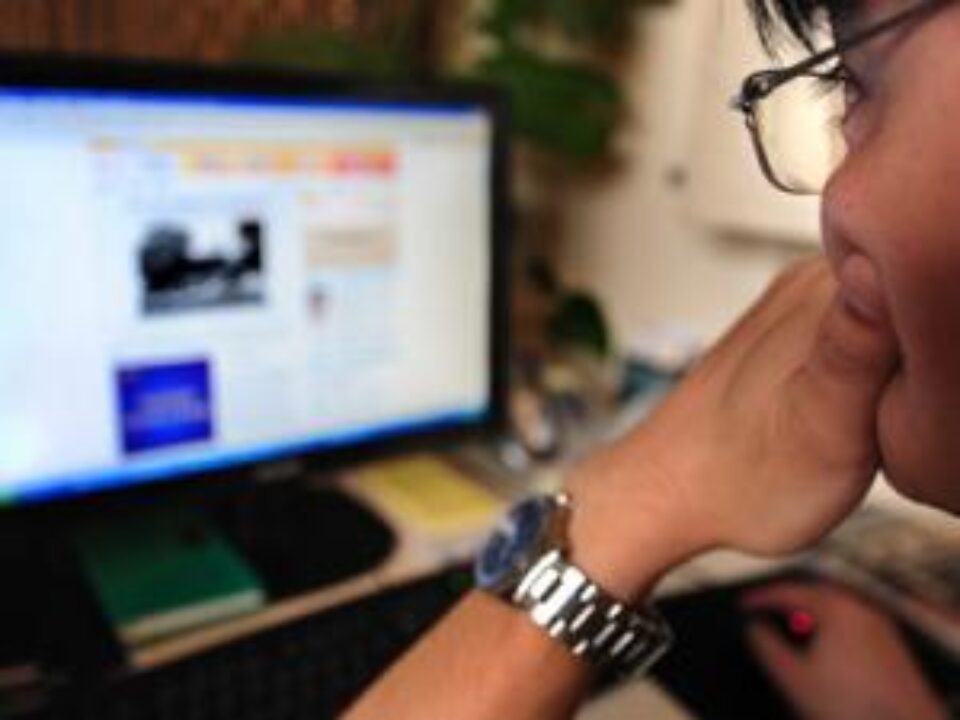 Plata online prin carduri bancare a crescut în prima jumătate a anului. Foto: MEDIAFAX