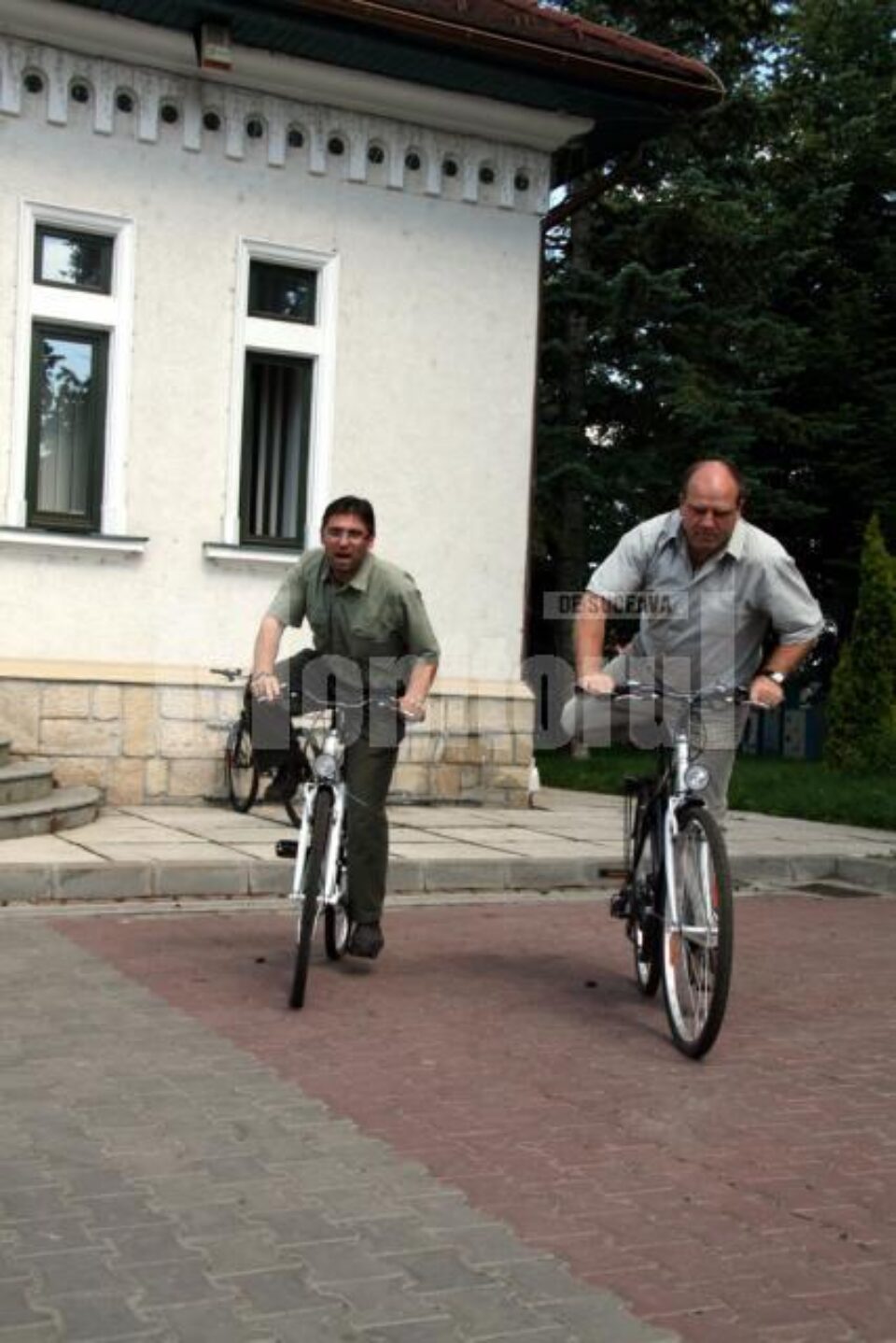Silvicultorii suceveni au apelat la cel mai ieftin și cel mai ecologic mijloc de transport – bicicleta