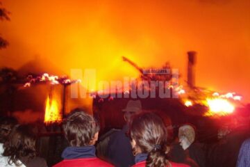 Un trăsnet a lovit o gospodărie și a provocat un puternic incendiu în comuna Marginea