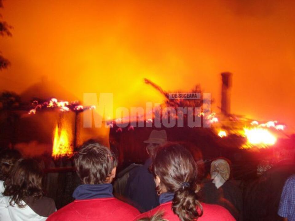Un trăsnet a lovit o gospodărie și a provocat un puternic incendiu în comuna Marginea