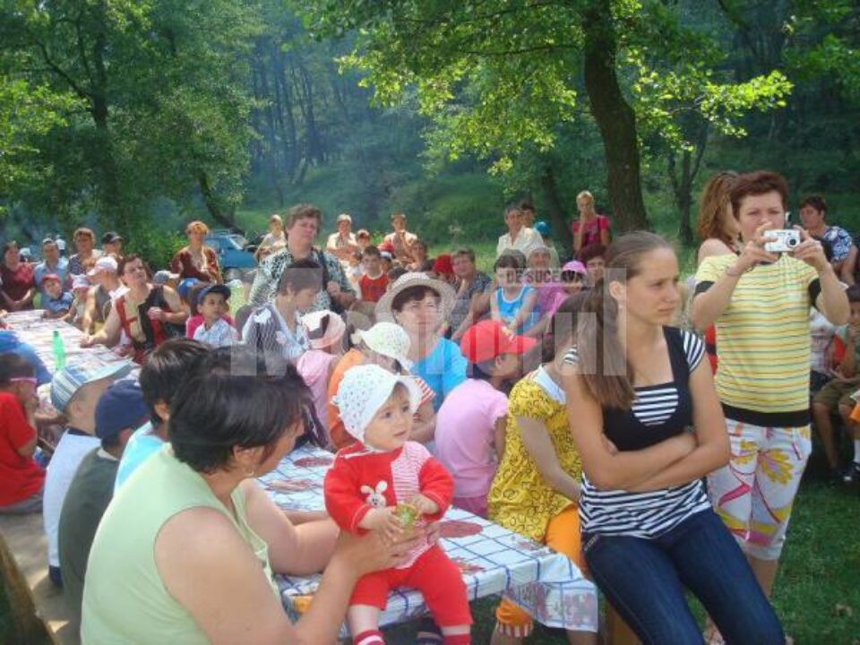 Peste 70 de copii au fost scoși la iarbă verde de mamele „adoptive”