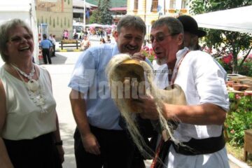 Toader Ignătescu oferindu-i primarului masca altoită cu brandul Barabula