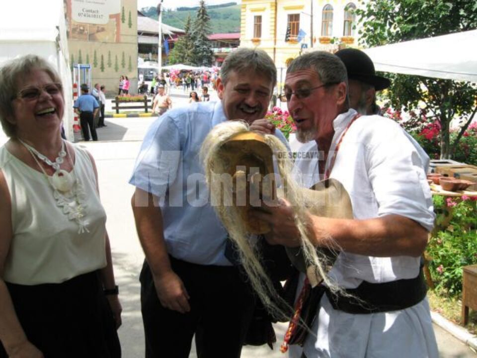 Toader Ignătescu oferindu-i primarului masca altoită cu brandul Barabula Toader Ignătescu oferindu-i primarului masca altoită cu brandul Barabula