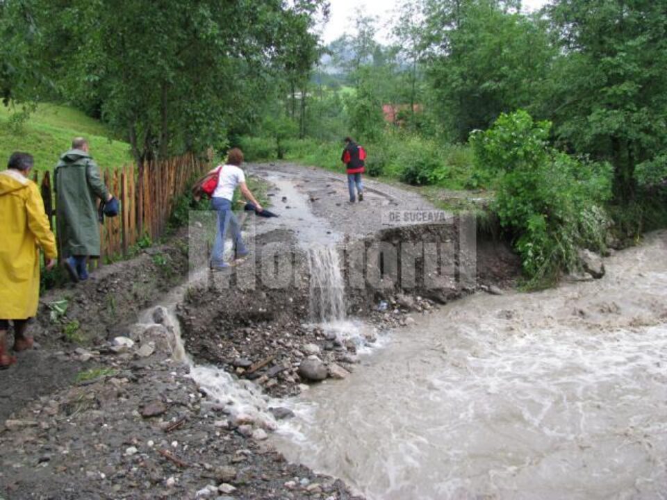 Drumul de acces dinspre masivul Rarău pe Izvorul Alb a fost rupt ieri, în timpul ploilor abundente