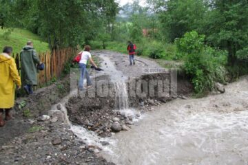 Drumul de acces dinspre masivul Rarău pe Izvorul Alb a fost rupt ieri, în timpul ploilor abundente