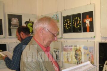 Vasile Crăiță Mândră și Radu Bercea la jurizarea lucrărilor de grafică satirică